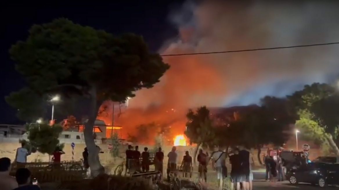 Υπό πλήρη έλεγχο η φωτιά σε υπαίθριο χώρο με σκάφη στη Γλυφάδα - Δείτε βίντεο