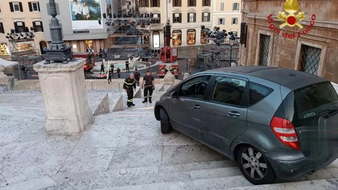 Απίστευτο video: 80χρονος κόλλησε στα σκαλιά της Πιάτσα ντι Σπάνια!
