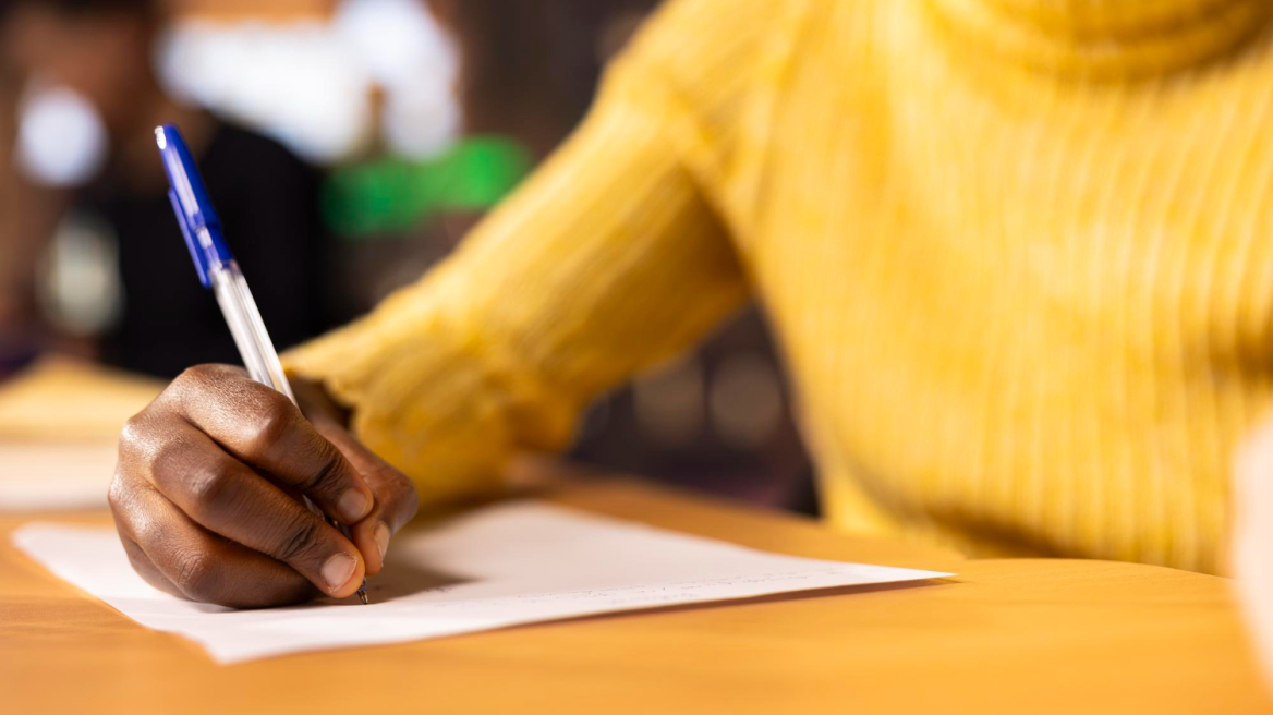 «Όχι σουτιέν – όχι εξετάσεις»: Έκοβαν φοιτήτριες από τις εξετάσεις αν δεν φορούσαν στηθόδεσμο (βίντεο)