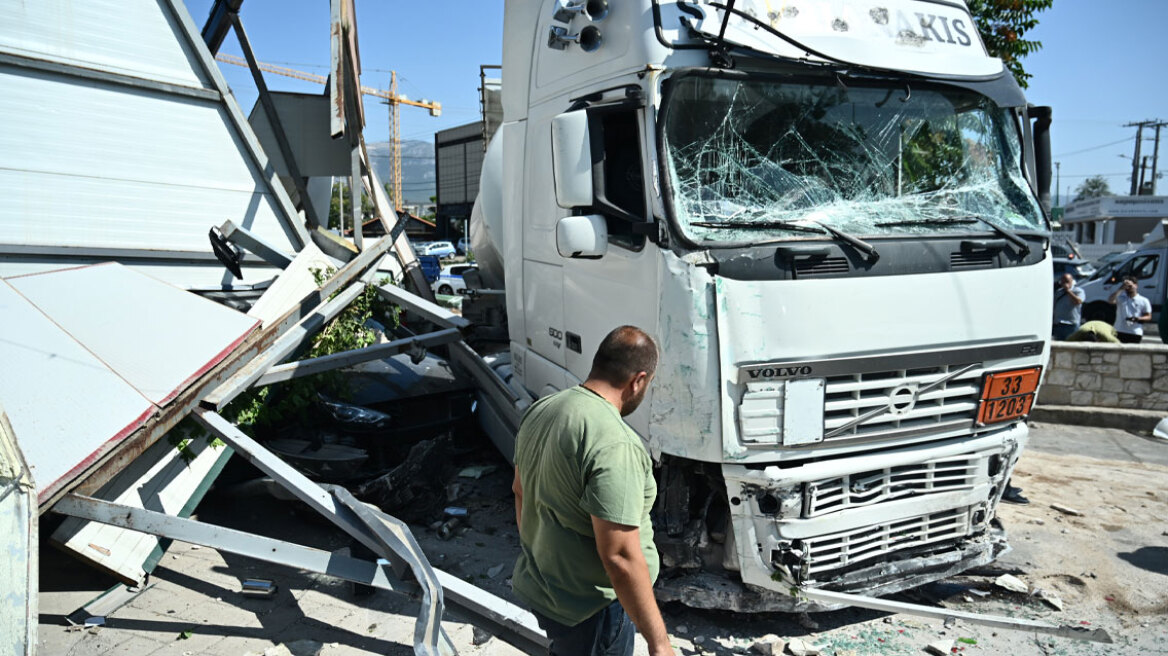 Εικόνες χάους στο Μενίδι - Βυτιοφόρο καρφώθηκε σε καταστήματα επί της Λ. Καραμανλή