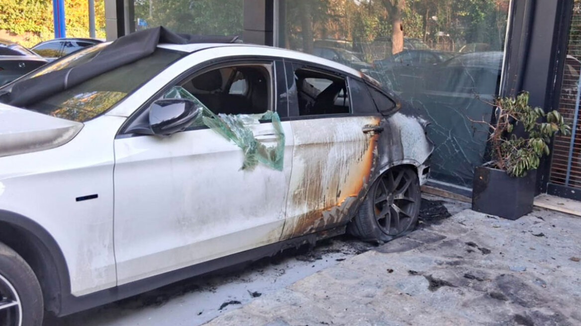 Κηφισιά: Επίθεση με γκαζάκια σε έκθεση αυτοκινήτων - Δείτε φωτογραφίες