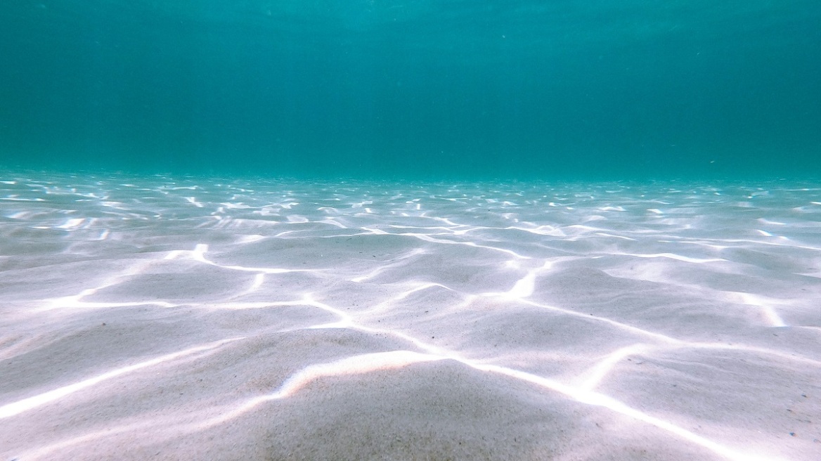 Η χώρα της Ευρώπης που έχει τα πιο καθαρά νερά για κολύμπι (δεν είναι η Ελλάδα)
