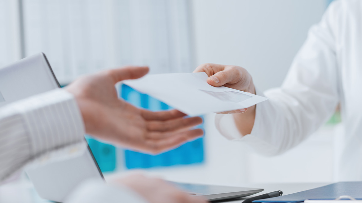 Λάρισα: Υπάρχουν αρκετές καταγγελίες κατά του καρδιοχειρουργού που πιάστηκε με φακελάκι