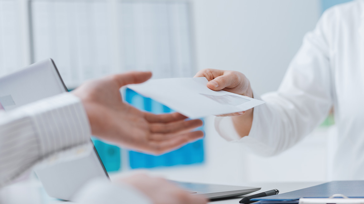 Σε διαθεσιμότητα ο καρδιοχειρουργός για το φακελάκι των €2.500 - «Λυπούμαι που ασυνείδητοι εκμεταλλεύονται τους ασθενείς» λέει ο Γεωργιάδης