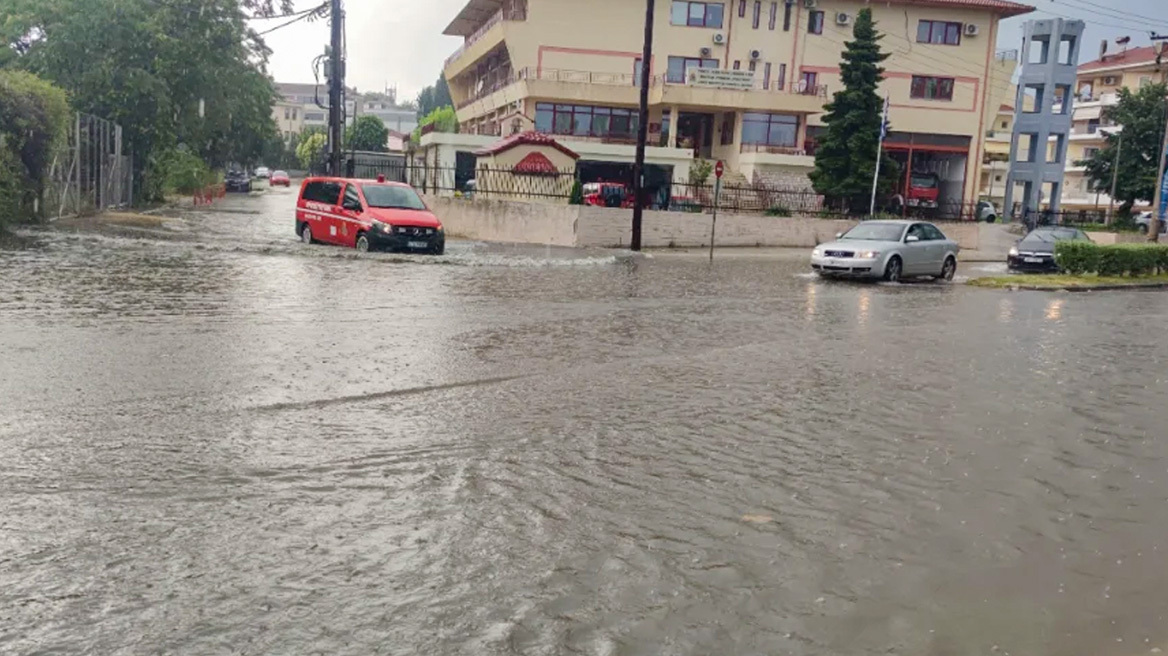 Ισχυρή καταιγίδα σάρωσε τα Ιωάννινα - «Χείμαρροι» οι δρόμοι σε Ίσθμια Κορινθίας και Μέγαρα, χαλάζι στα Γρεβενά, δείτε βίντεο