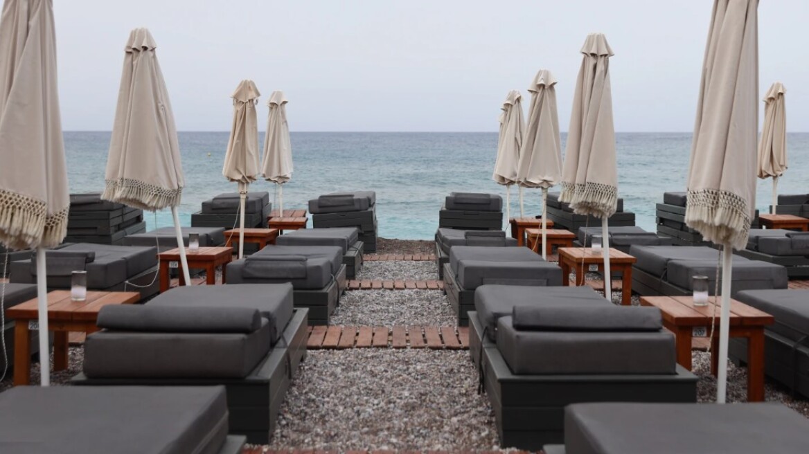 Beach bars στη Χαλκιδική με «τιμές πίστας», ζώνες χρέωσης και ξαπλώστρες έως 120 ευρώ το άτομο

