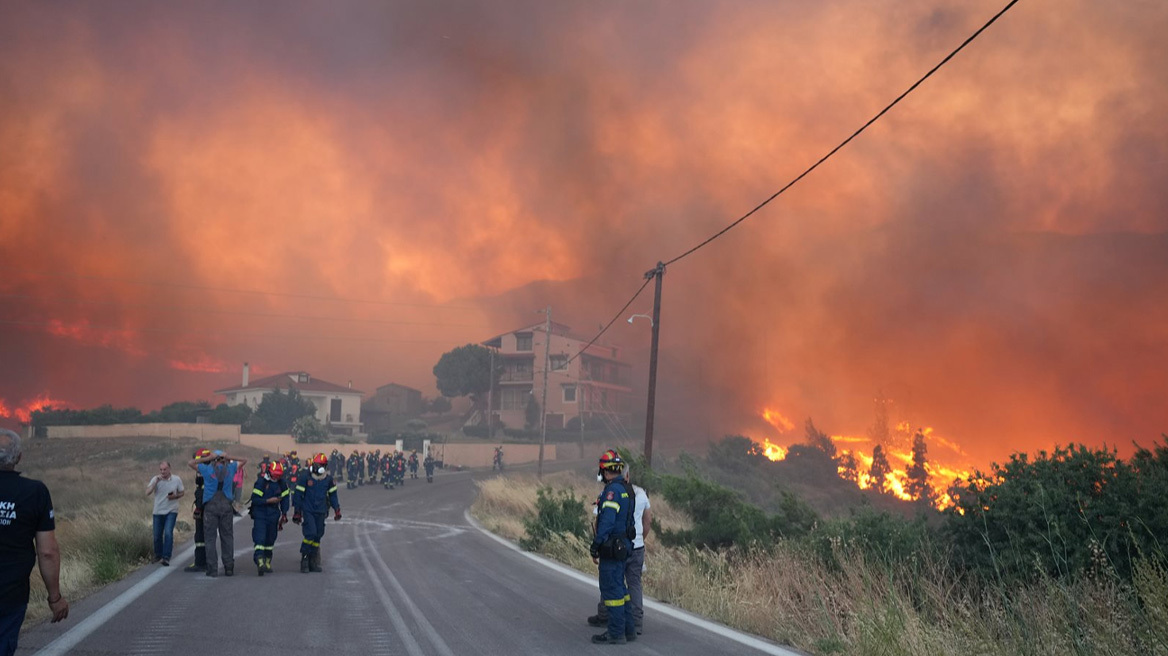 Μαίνονται οι φωτιές στη Χίο - Κοντά σε σπίτια οι φλόγες, επιχειρούν ισχυρές πυροσβεστικές δυνάμεις