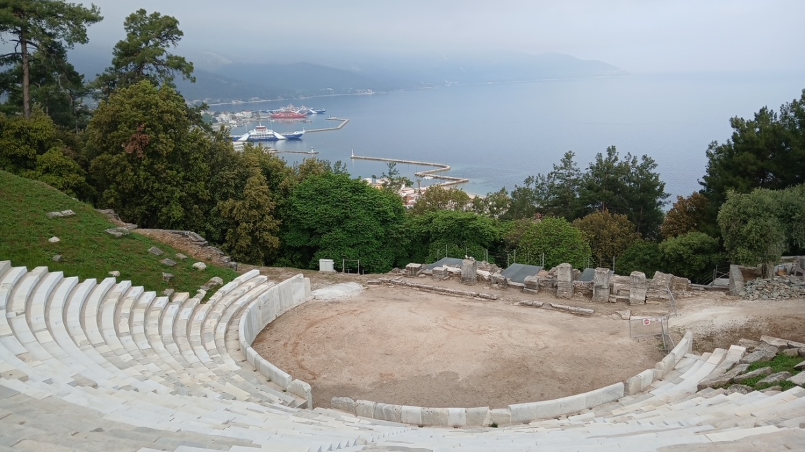 «Θραύσματα: Ευριπίδης»: Μια παράσταση αρχαιολογίας και θέατρου παρουσιάζεται δωρεάν σε αρχαία θέατρα 