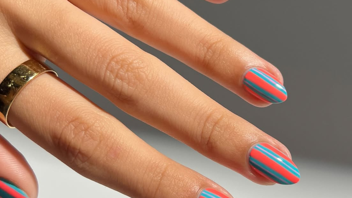 Beach Towel Manicure: Η καλοκαιρινή τάση που έχει κερδίσει μία θέση στο moodboard των διακοπών μας

