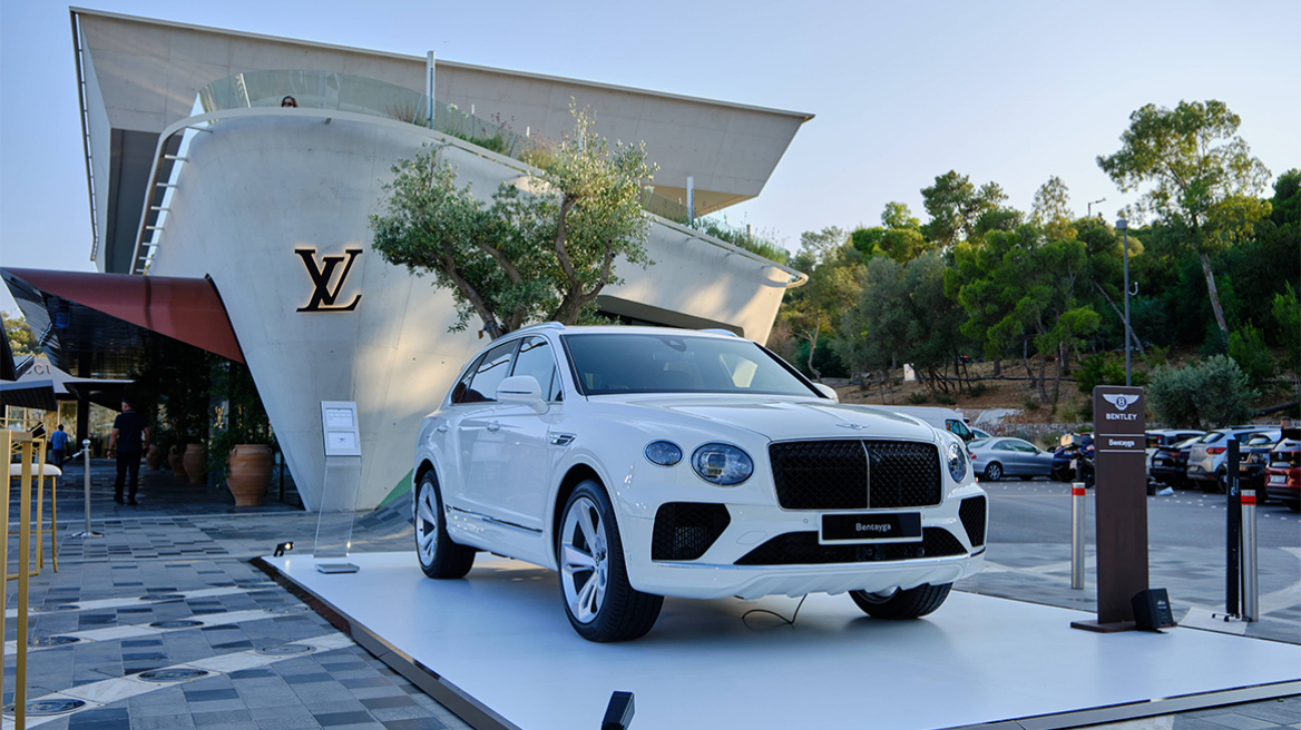 Η Bentley στην Αθηναϊκή Ριβιέρα: Ένα κομψό «ταξίδι» πολυτέλειας