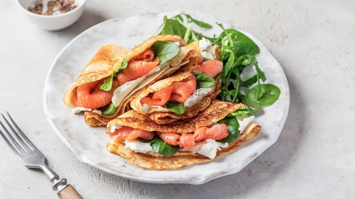 Κρέπες με καπνιστό σολομό και τυρί κρέμα με μυρωδικά