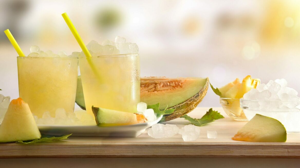 Αυτός είναι ο σωστός τρόπος για να τρώει ο σκύλος το πεπόνι