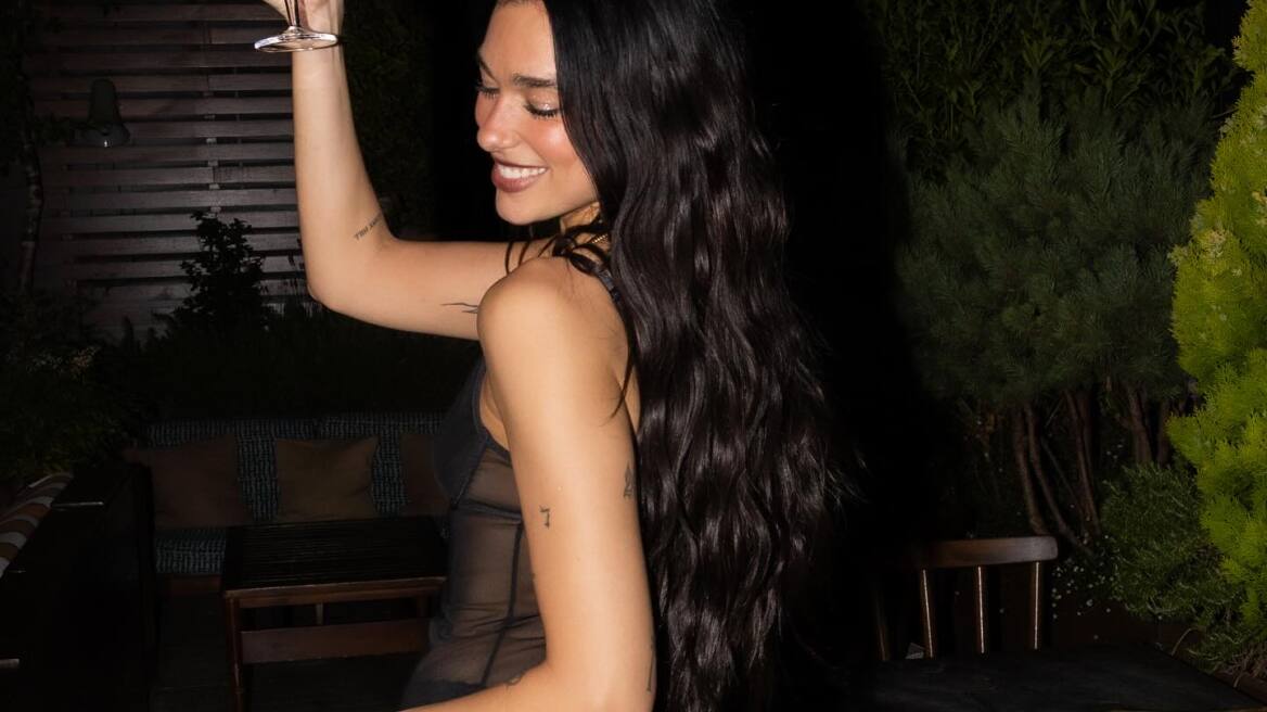 H Ντούα Λίπα επαναφέρει το διάφανο slip φόρεμα των ‘90s
