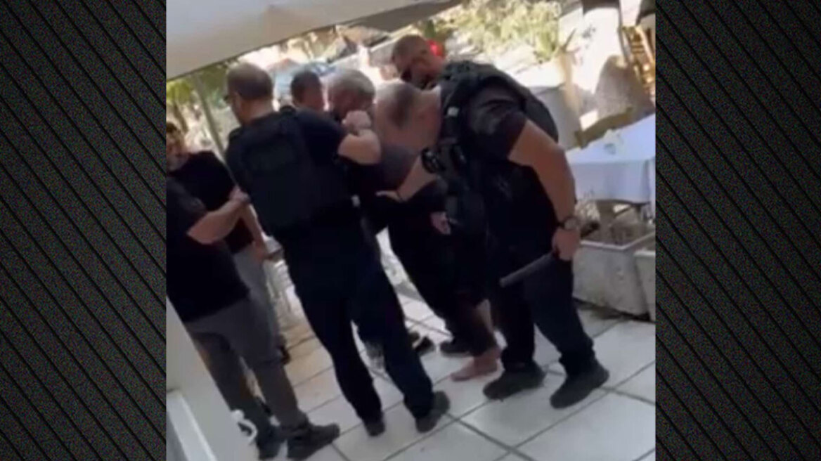 «Προσπάθησε να με καρφώσει στην κοιλιά» - Τι λέει ο 45χρονος που αντιμετώπισε τον άνδρα με το σπαθί σε ταβέρνα της Θεσσαλονίκης