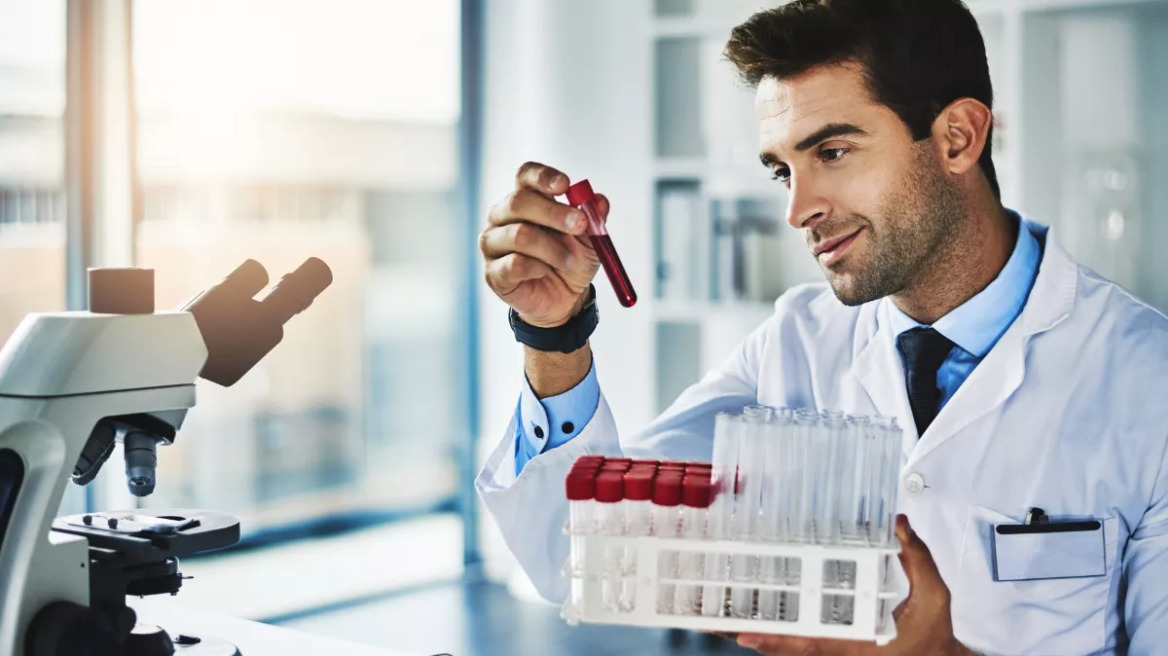 Νόσος Αλτσχάιμερ: Επαναστατική εξέταση διάγνωσης σε λίγες σταγόνες αίμα – Σε ποιο ελληνικό Πανεπιστημιακό Εργαστήριο εφαρμόζεται