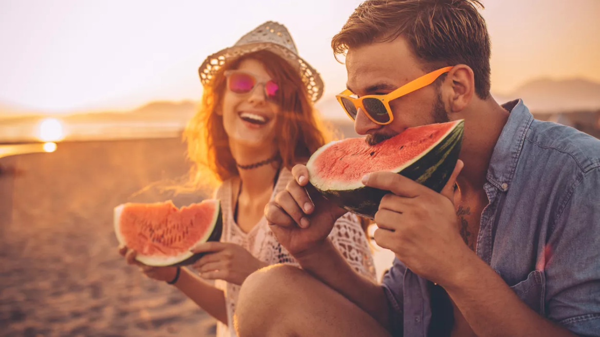 Το κατακόκκινο καλοκαιρινό φρούτο που βοηθά τη στυτική λειτουργία