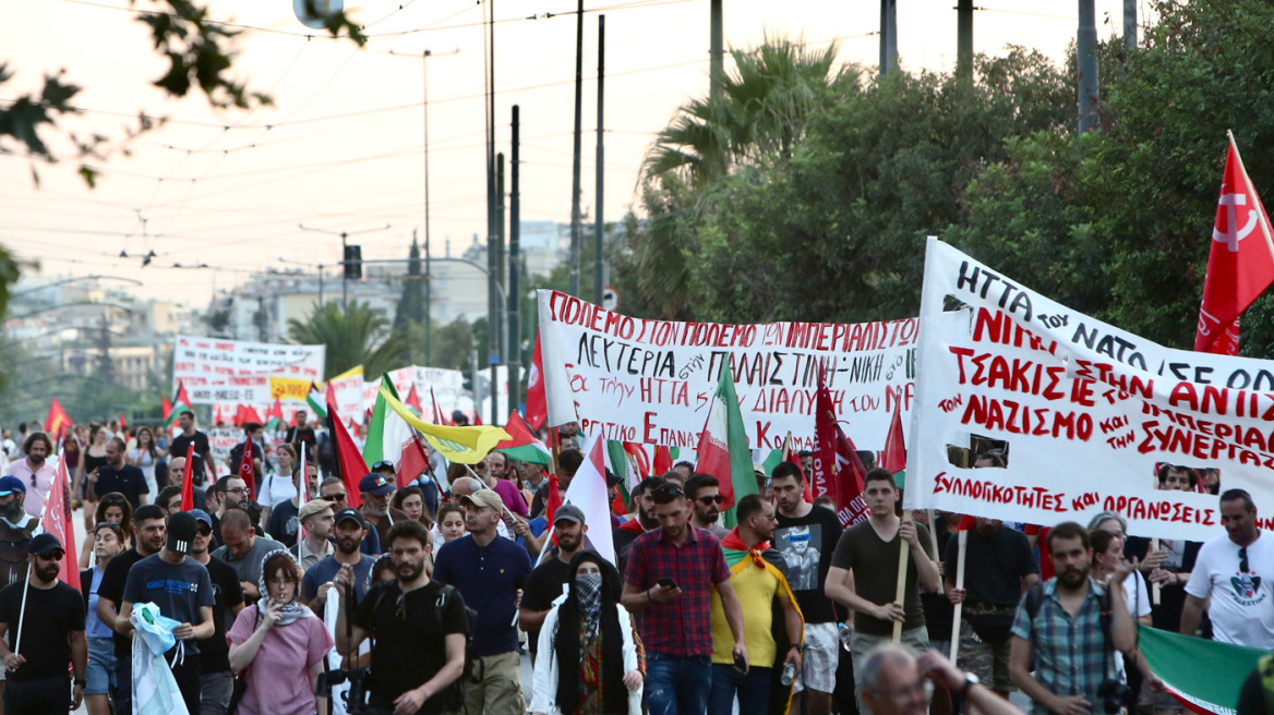 Αντιπολεμική συγκέντρωση στο κέντρο της Αθήνας και πορεία προς την πορεία των ΗΠΑ - Δείτε βίντεο και φωτογραφίες