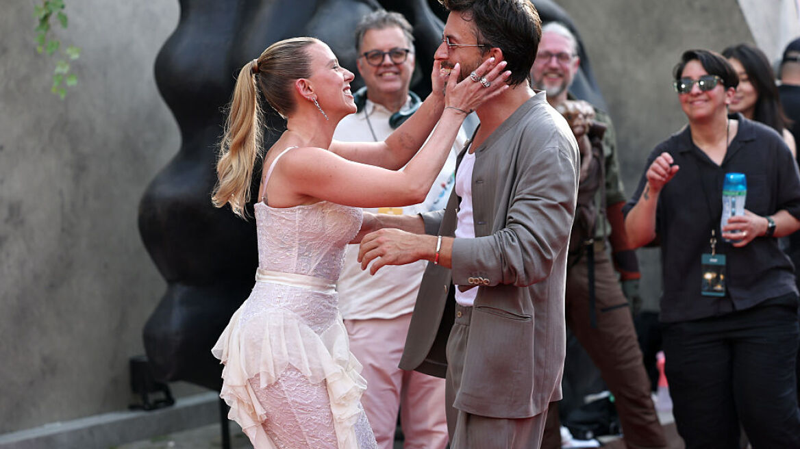 Τι απάντησε ο Τζόναθαν Μπέιλι για το φιλί με τη Σκάρλετ Γιοχάνσον - Η φωτογραφία με τον σύζυγό της μετά το συμβάν (εικόνες)