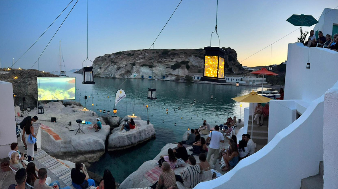 Το θερινό σινεμά στην Κίμωλο που κάνει τον γύρο του διαδικτύου - Μια μαγεία μεταξύ βράχων και θάλασσας