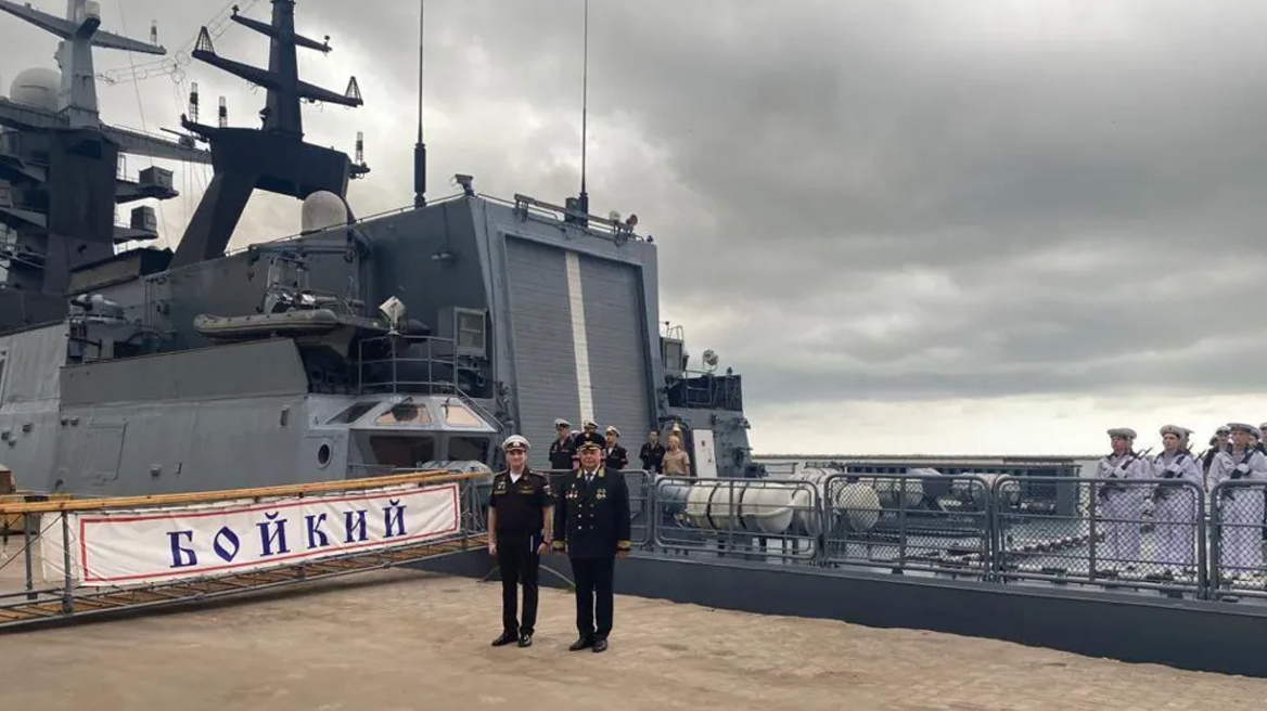 BBC: Ρωσικό πολεμικό πλοίο «πιάστηκε» να διασχίζει τη Μάγχη στέλνοντας πλαστό σήμα - Συνόδευε πετρελαιοφόρα υπό κυρώσεις