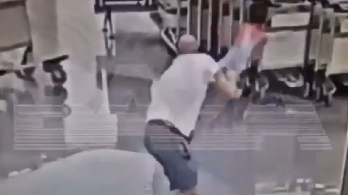 Βίντεο: Νήπιο δίνει μάχη για τη ζωή μετά από βίαιη επίθεση σε αεροδρόμιο στη Μόσχα