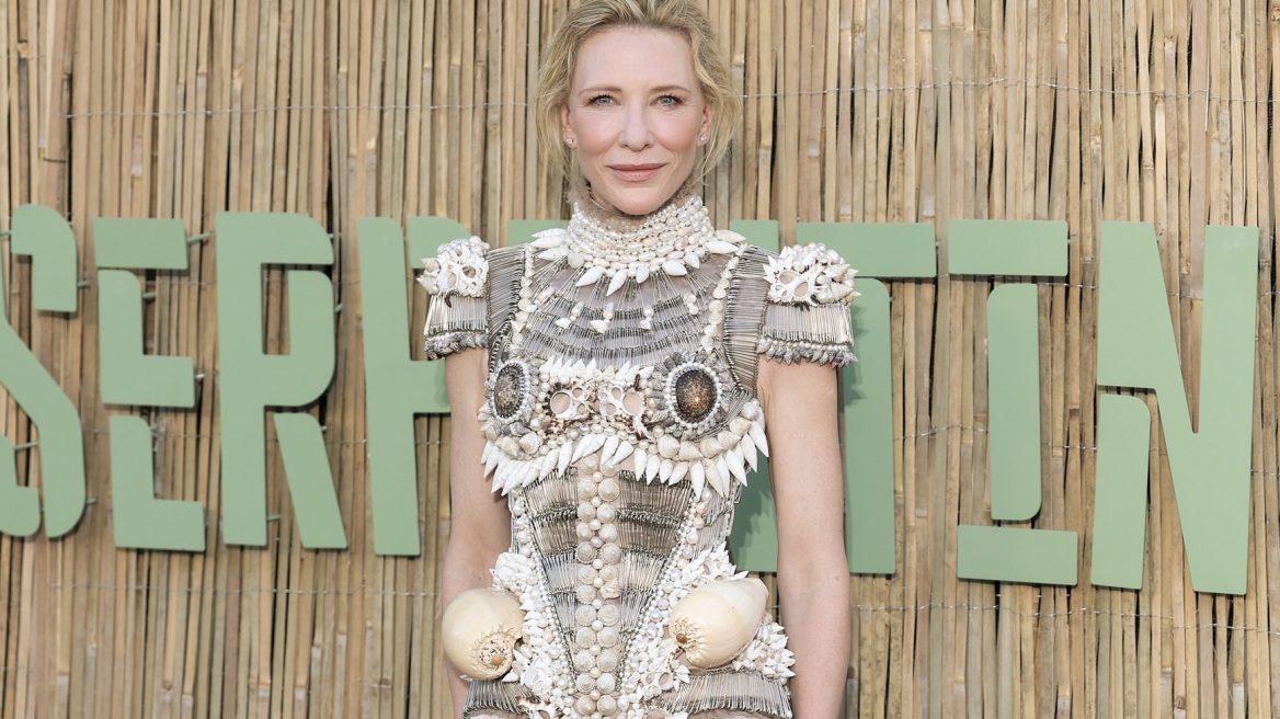 To τοπ της Κέιτ Μπλάνσετ είναι στολισμένο με όστρακα, πέρλες και κοχύλια
