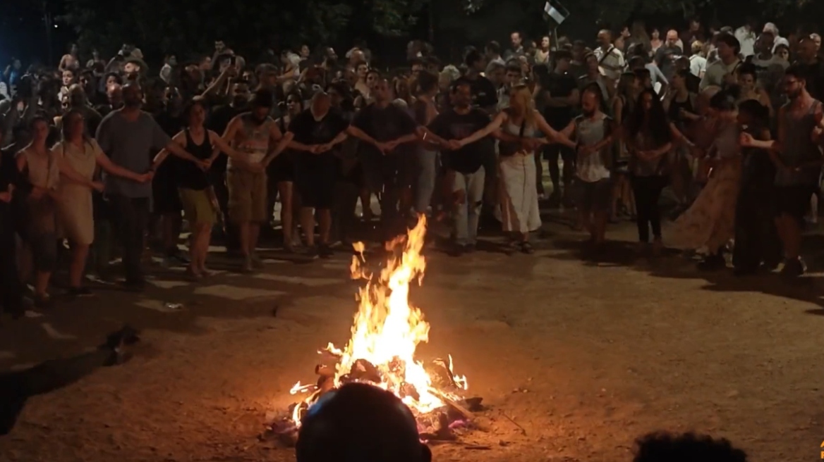 «Διονυσιακές» εικόνες στην Αθήνα: Με φωτιές, ζουρνάδες και χορούς γιορτάστηκε ο Κλήδονας, δείτε βίντεο
