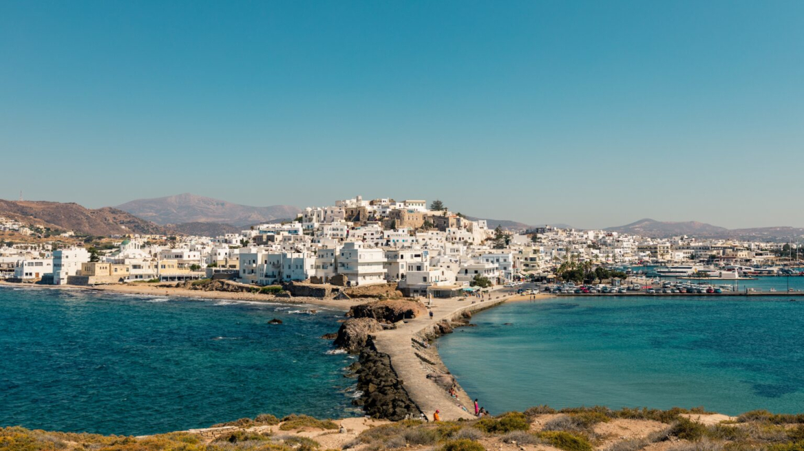 Ένα ελληνικό νησί στα πιο ελκυστικά και ηλιόλουστα μέρη της Ευρώπης για τους Ιρλανδούς: «Δαντελωτές ακτές με λευκή άμμο και κρυστάλλινα νερά»