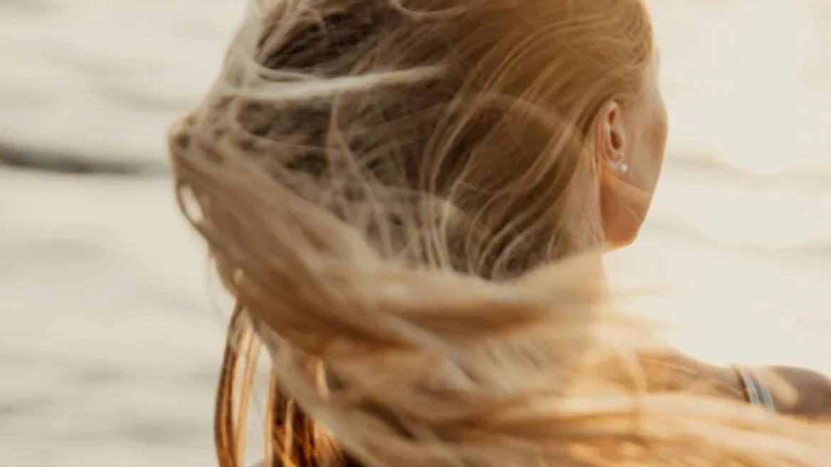 Γιατί πρέπει να προσθέσουμε ένα αντηλιακό μαλλιών στο νεσεσέρ των διακοπών μας
