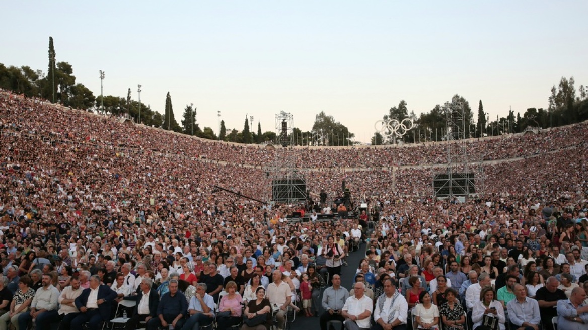 Χιλιάδες στο Καλλιμάρμαρο στη συναυλία για τα 100 χρόνια από τη γέννηση του Μίκη Θεοδωράκη - Δείτε βίντεο και φωτογραφίες