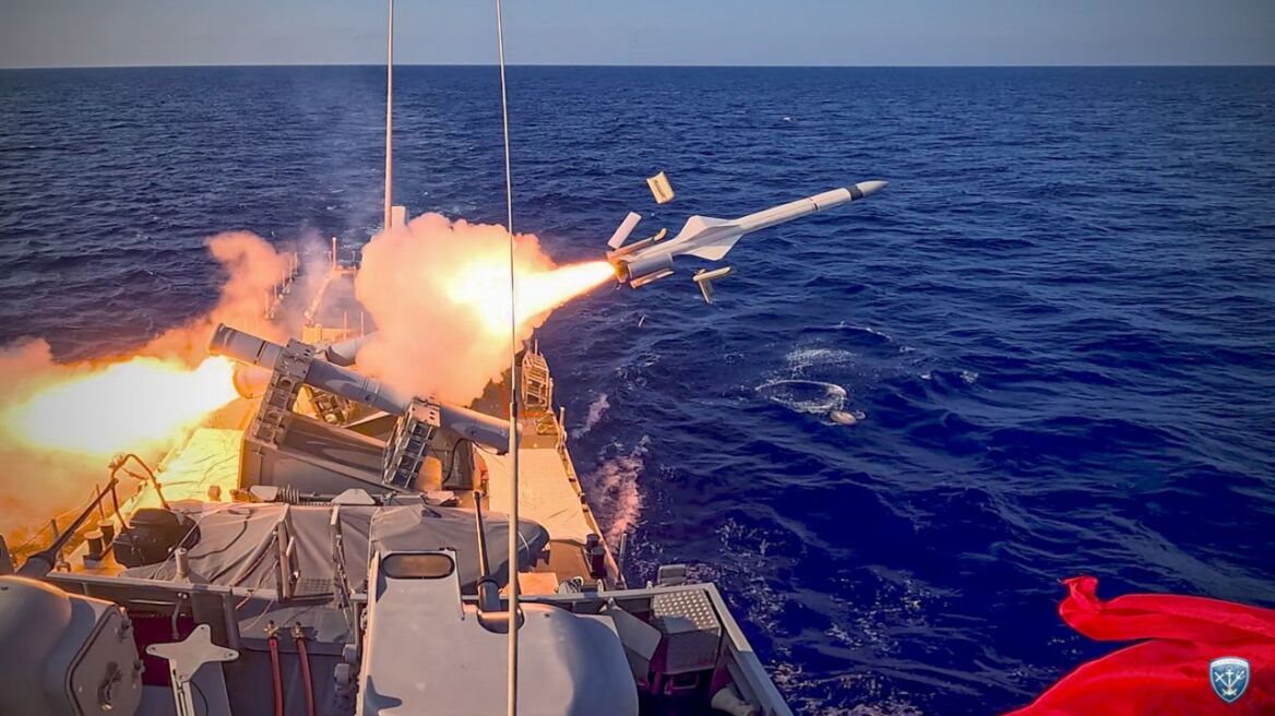Εντυπωσιακές εικόνες από εκπαιδευτικές βολές του Πολεμικού Ναυτικού - Κατευθυνόμενα βλήματα, απαιτητικά σενάρια και βύθιση στόχων