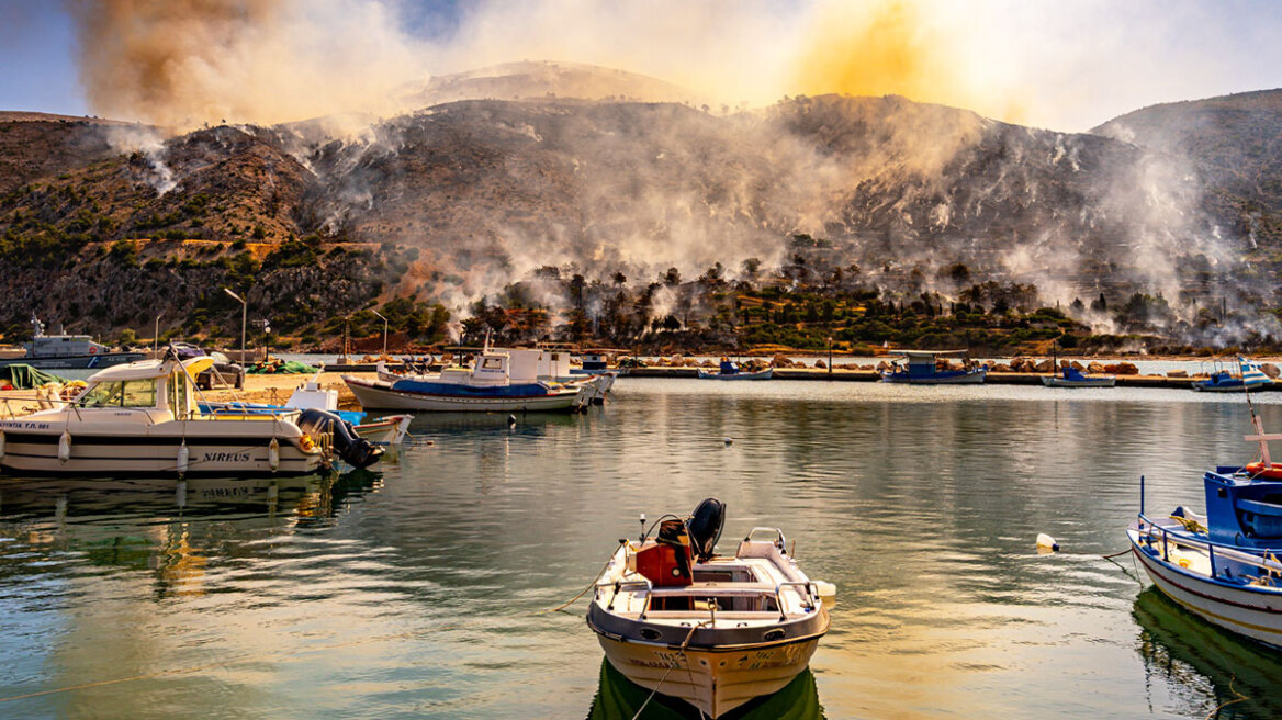 Συγκλονιστικές  φωτογραφίες από τη φωτιά στη Χίο - Στάχτη πάνω από 40.000 στρέμματα, πώς εξαπλώθηκαν τα πύρινα μέτωπα