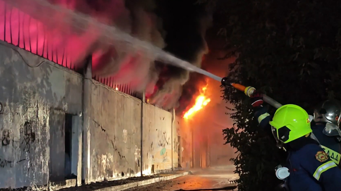 Μεγάλες υλικές ζημιές από τη φωτιά που εκδηλώθηκε χθες σε αποθήκη κοντά στα ΚΤΕΛ Κηφισού - Δείτε βίντεο