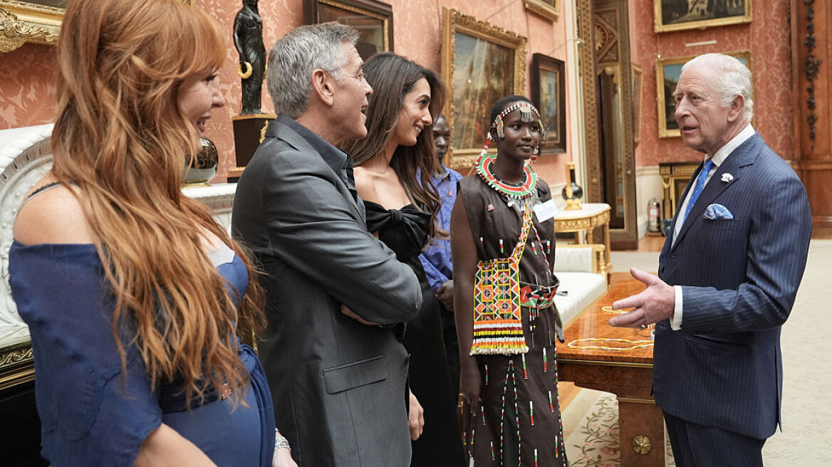 Τζόρτζ και Αμάλ Κλούνεϊ μαζί στο παλάτι του Μπάκιγχαμ - Η χειραψία και τα γέλια με τον βασιλιά Κάρολο (βίντεο)