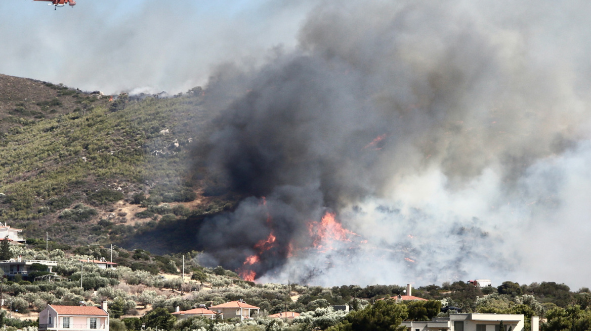 Στα Κύθηρα έφτασε ο καπνός από τη φωτιά στην Παλαιά Φώκαια - Δείτε βίντεο και φωτογραφίες