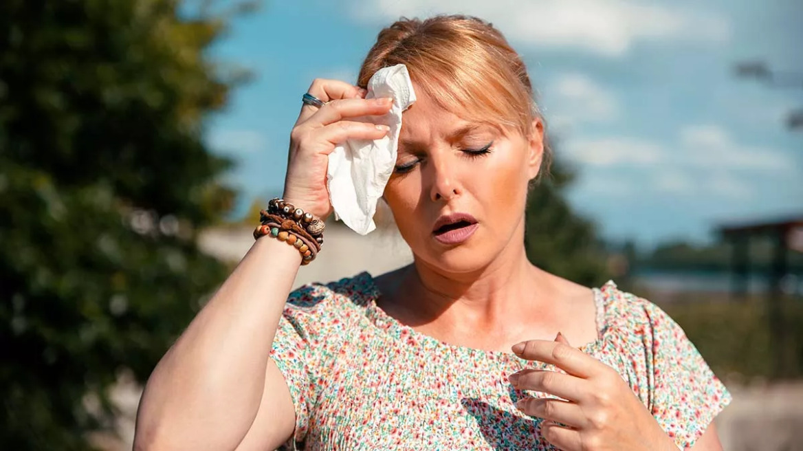 Εμμηνόπαυση: Πώς να αντιμετωπίσετε εξάψεις και εφιδρώσεις μέσα στη ζέστη