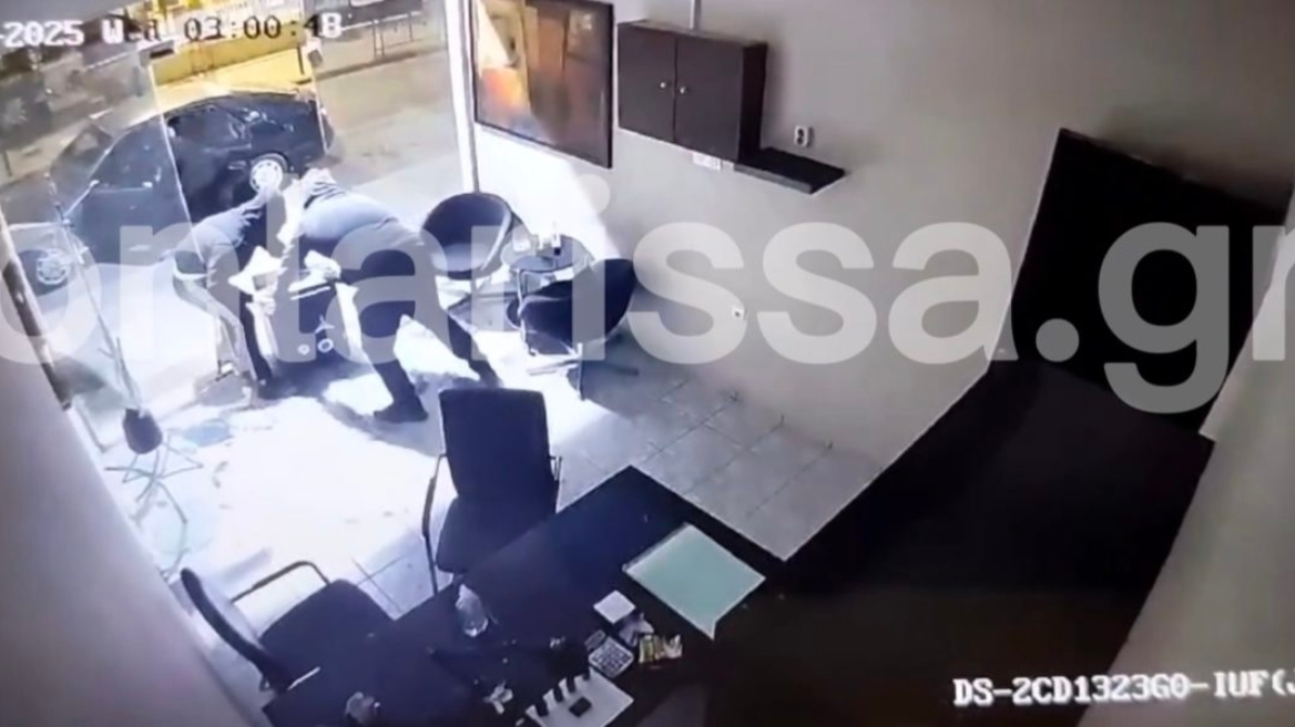 Συναγερμός στη Λάρισα: Διέρρηξαν κατάστημα, πήραν το χρηματοκιβώτιο και έκαψαν το όχημα με το οποίο διέφυγαν - Δείτε βίντεο 