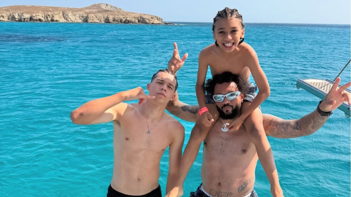 Διακοπές στη Μύκονο για τον Μαρσέλο: Βόλτες στο Ματογιάννι και μπάλα στη παραλία με τους γιους του - Δείτε φωτογραφίες