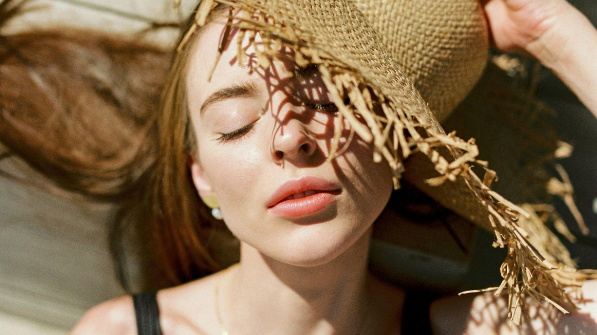 Sun Contouring: Το trend του TikTok που δεν πρέπει να δοκιμάσετε
