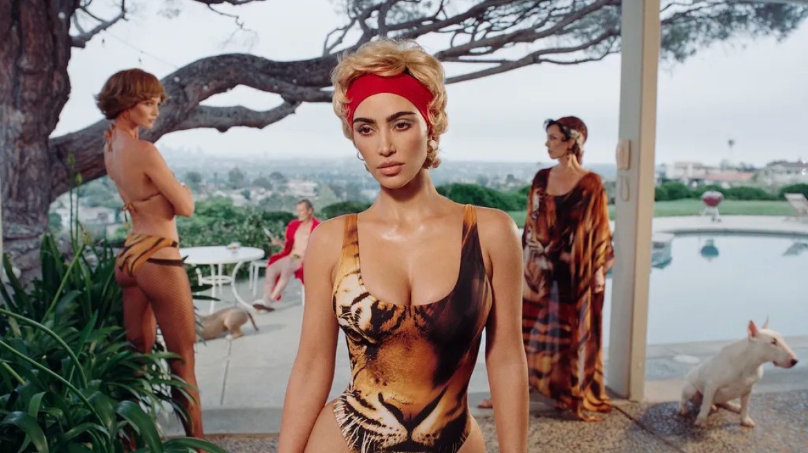 H Κιμ Καρντάσιαν και η Κρις Τζένερ ποζάρουν μαζί στην καμπάνια της νέας συλλογής μαγιό της SKIMS