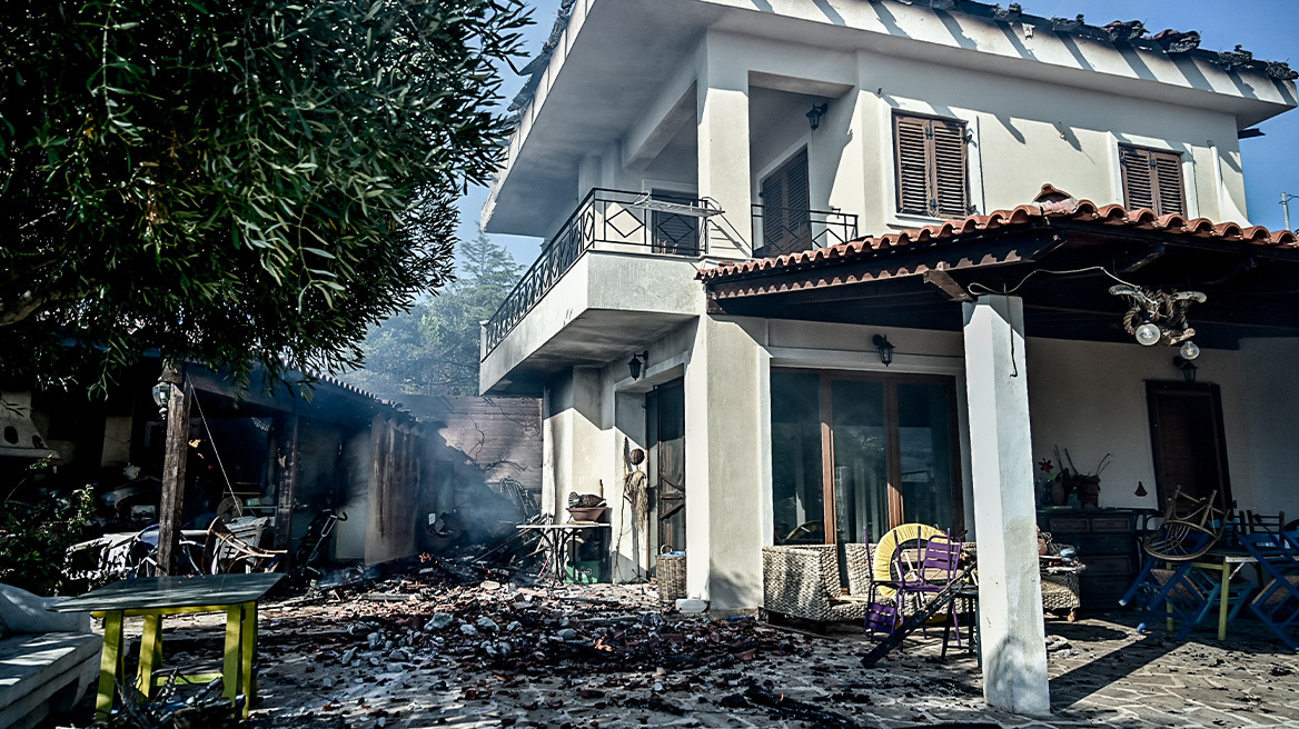 Οριοθετήθηκε η φωτιά στην Παλαιά Φώκαια, σε επιφυλακή για τις αναζωπυρώσεις - Κάηκαν σπίτια, απεγκλωβίστηκαν κάτοικοι