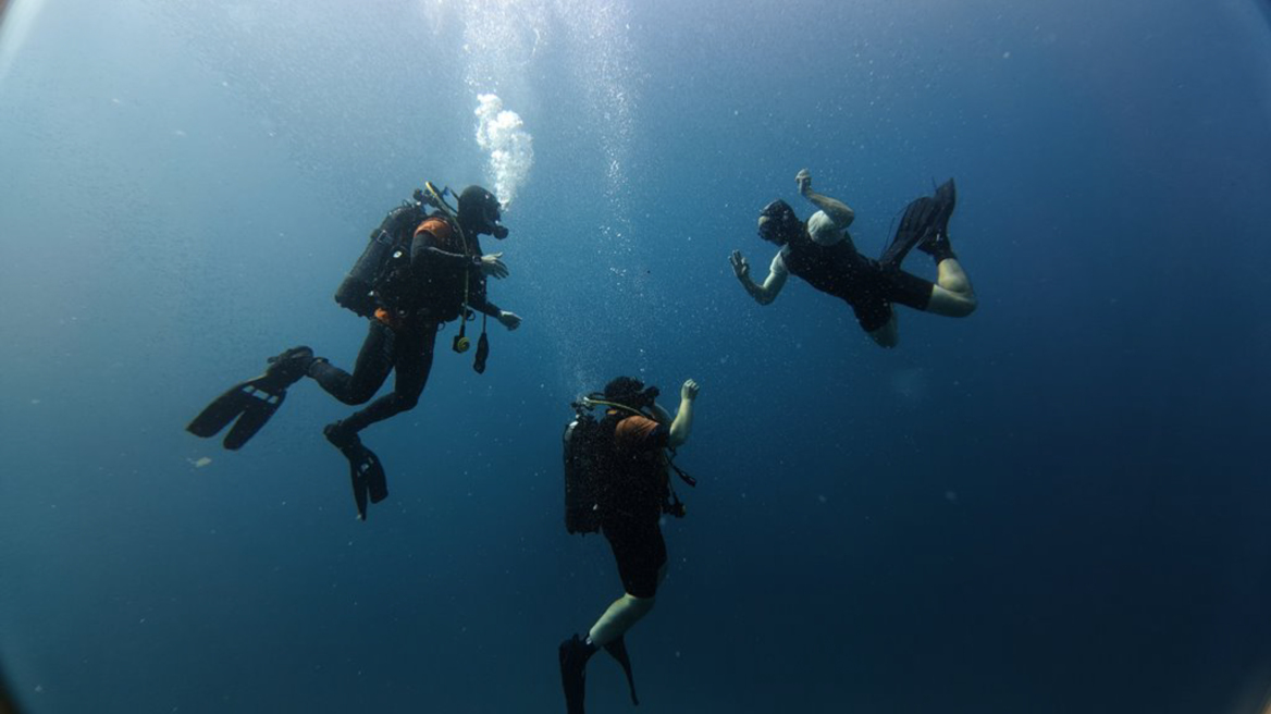 Σχολείο Υποβρύχιων Καταστροφών: Εντυπωσιακές εικόνες από την εκπαίδευση των Ειδικών Δυνάμεων