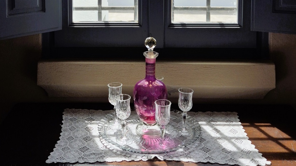 Αποσταγματοποιία Canava: Τι κάνει το ούζο της Σαντορίνης τόσο ξεχωριστό;