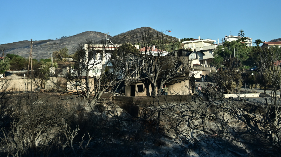 Χωρίς ενεργό μέτωπο η φωτιά στην Παλαιά Φώκαια - Κάηκαν σπίτια στο Θυμάρι