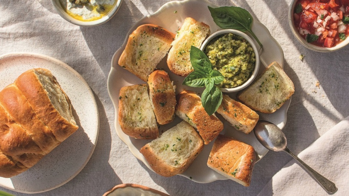 Συνταγή για λαδόψωμο βήμα-βήμα (+3 καλοκαιρινά συνοδευτικά)