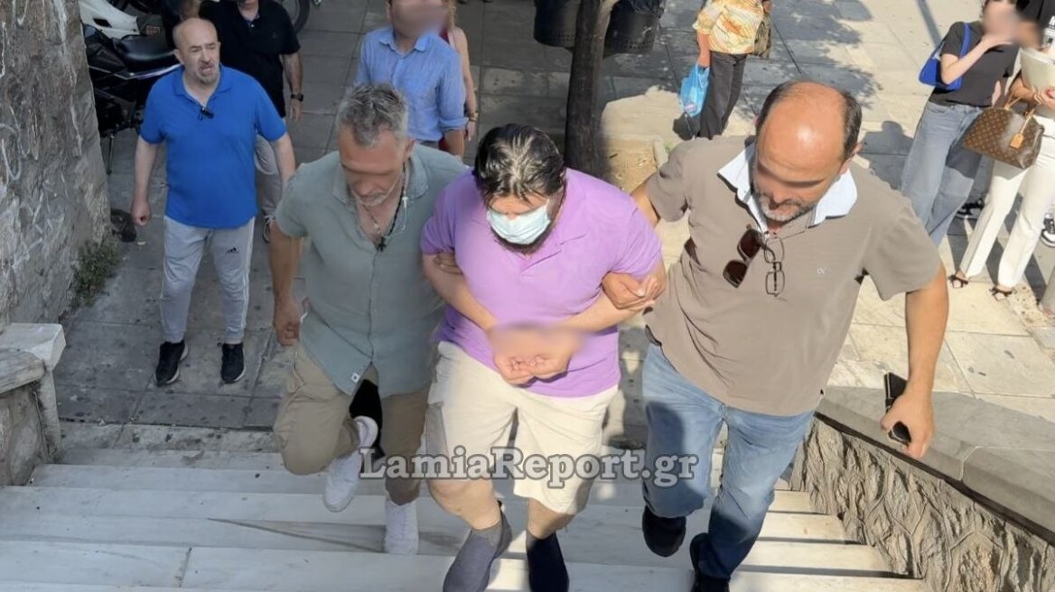 Λαμία: Αποδοκίμασαν τον δολοφόνο του 59χρονου ιδιοκτήτη καφετέριας στα δικαστήρια #shortsvideo