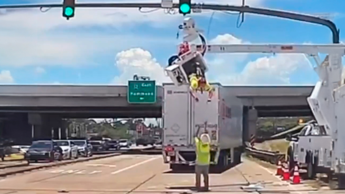 Τρομακτικό ατύχημα στη Λουϊζιάνα: Στον... αέρα εργάτης σε γερανό μετά από σύγκρουση με νταλίκα
