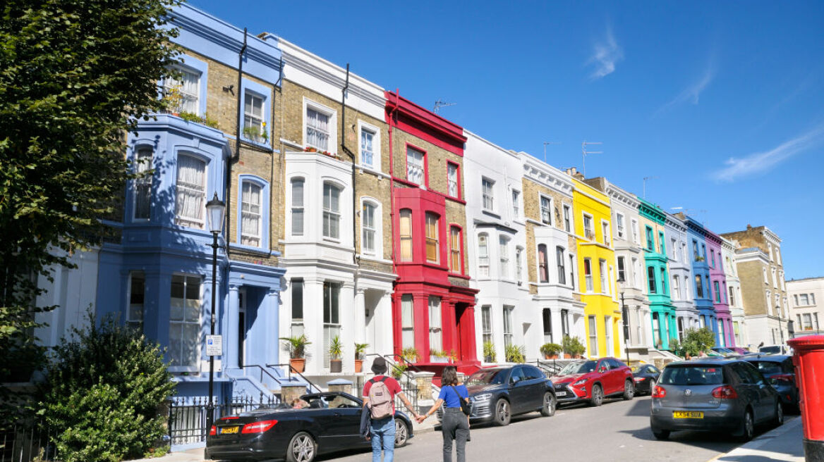 Notting Hill: Γιατί οι κάτοικοι βάφουν μαύρα τα σπίτια τους
