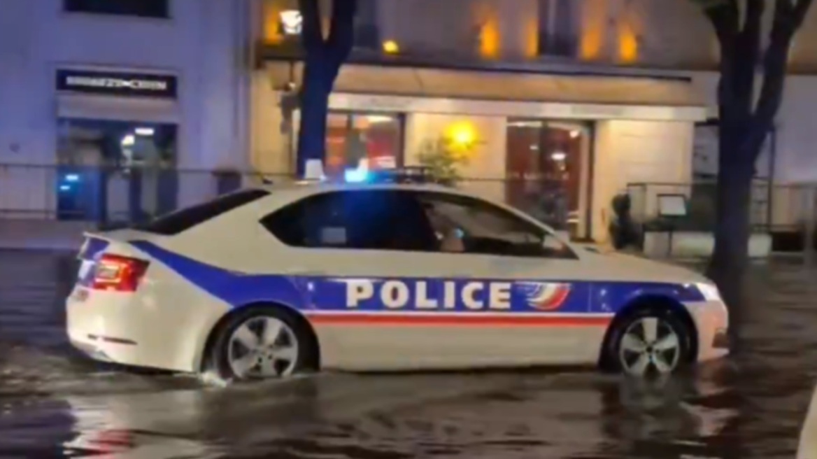 Περιπολικό κυκλοφορεί στο πλημμυρισμένο Παρίσι με το μουσικό θέμα του «Τιτανικού» - Δείτε βίντεο