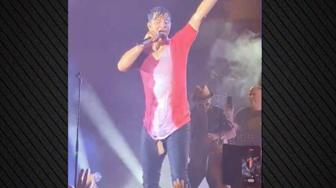 Σάκης Ρουβάς: Σκίστηκε το παντελόνι του πάνω στη σκηνή - Δείτε βίντεο